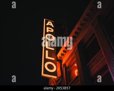 L'Apollo Theatre enseigne au néon la nuit à Harlem, Manhattan, New York Banque D'Images