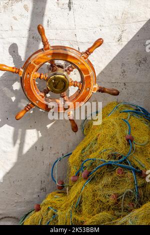 bateaux à roues et filets de pêche sur un ancien chalutier, navires traditionnels à gouvernail en bois, filets et roues à thème maritime, gouvernail et filets de pêche, pêche au chalut. Banque D'Images