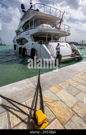 superyacht appartenant à millionnaire attaché le long du quai à zante ou zante port de la ville de zakynthos, super yacht à moteur à côté dans le port grec. Banque D'Images