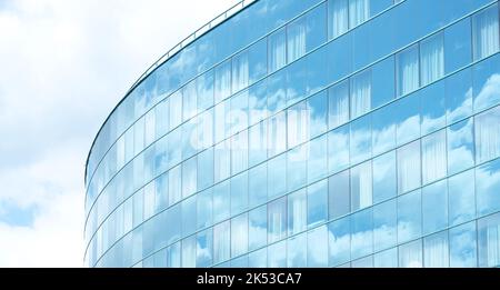 Grand bureau générique extérieur bâtiment, fenêtres en verre carré reflétant les nuages, blanc lumineux bleu grand fond de diapositive, espace de copie, personne. Banque D'Images