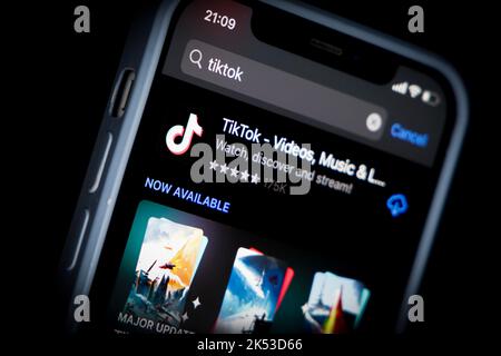 L'application TikTok est disponible en téléchargement sur l'App Store sur un iPhone dans cette illustration photo à Varsovie, en Pologne, le 05 octobre 2022. L'application sociale Tik Banque D'Images