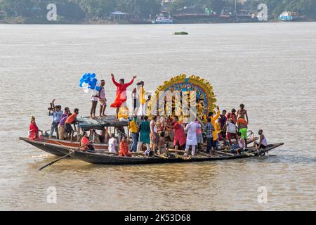 Les préparatifs pour l'immersion de l'idole Durga de Shobhabazar Rajbari à Kolkata sont en cours à Ganga Ghat. Banque D'Images