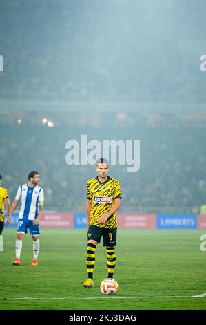 Athènes, Lombardie, Grèce. 3rd octobre 2022. 8 MIJAT GACINOVIC de AEK ATHENS FC en action pendant le match de football de la Super League grecque entre Aek Athens FC et Ionikos FC au stade OPAP Arena à Athènes, Grèce sur 03 octobre 2022. (Image de crédit : © Stefanos Kyriazis/ZUMA Press Wire) Banque D'Images