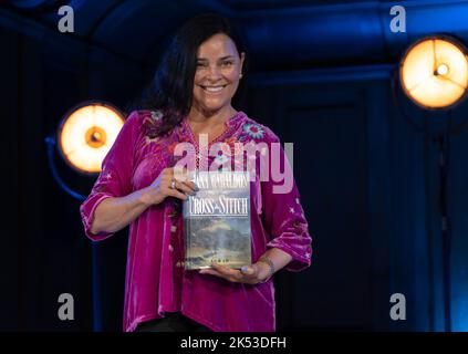 Auteur Diana Gabaldon tenant son livre de série Outlander Cross Stitch au Edinburgh International Book Festival, Écosse, Royaume-Uni Banque D'Images