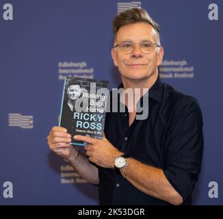 Le chanteur principal du groupe de Deacon Blue Ricky Ross avec son livre Walking Back Home au Edinburgh International Book Festival, Écosse, Royaume-Uni Banque D'Images