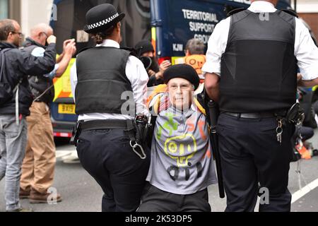 Londres, Royaume-Uni. 05th octobre 2022. Un manifestant est arrêté par la police pendant la manifestation à Westminster. Le groupe de militants du climat Just Stop Oil a bloqué les routes autour de Millbank et de Horseferry Road au cours des 5th jours de l'action d'Occupy Westminster, exigeant de mettre fin à toutes les licences et consentements futurs pour l'exploration, le développement et la production de combustibles fossiles au Royaume-Uni. (Photo de Thomas Krych/SOPA Images/Sipa USA) crédit: SIPA USA/Alay Live News Banque D'Images