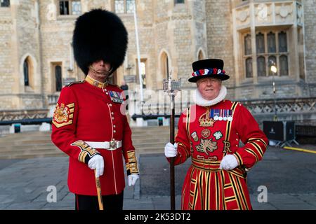 Le Sergent de garnison Vern Stokes (à gauche) et le chef Yeoman Wearden Pete McGowran devant le général Sir Gordon Messenger est présenté avec les King's Keys, les maîtres-clefs d'or de la Tour, par le Lord Chamberlain, Lord Parker lors de l'installation du gendarme de la Tour de Londres. Date de la photo: Mercredi 5 octobre 2022. Banque D'Images