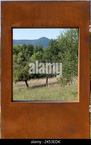 Vue sur le paysage alsacien à travers une fenêtre le long de la voie verte du cycle Banque D'Images