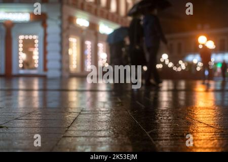 Paysage urbain nocturne, lumières colorées reflétées dans l'asphalte humide à l'automne. Les lumières d'une nuit de pluie dans la ville d'automne de disfocus et de bokeh. Néon Banque D'Images