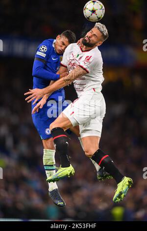 05 Oct 2022 - Chelsea v AC Milan - UEFA Champions League - Groupe E - Stamford Bridge Thiago Silva de Chelsea combat avec Olivier Giroud lors du match de l'UEFA Champions League Group E à Stamford Bridge, Londres. Image : Mark pain / Alamy Live News Banque D'Images