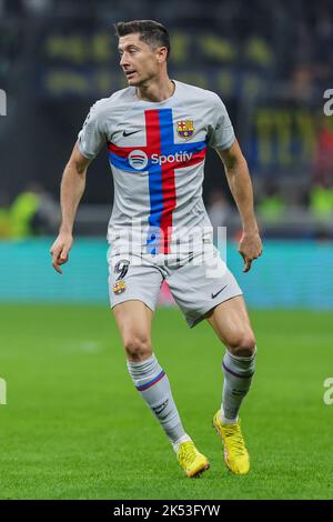 Milan, Italie. 04th octobre 2022. Robert Lewandowski du FC Barcelone en action lors de l'UEFA Champions League 2022/23 Group Stage - match de football du groupe C entre le FC Internazionale et le FC Barcelone au stade Giuseppe Meazza. (Score final ; Inter 1 - 0 Barcelone) crédit: SOPA Images Limited/Alay Live News Banque D'Images