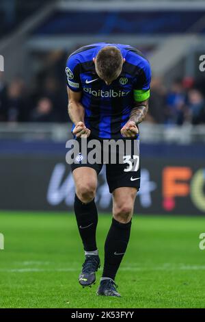 Milan, Italie. 04th octobre 2022. Le Skriniar de Milan du FC Internazionale célèbre la victoire à la fin du match lors de l'UEFA Champions League 2022/23 Group Stage - match de football du groupe C entre le FC Internazionale et le FC Barcelone au stade Giuseppe Meazza. (Score final ; Inter 1 - 0 Barcelone) crédit: SOPA Images Limited/Alay Live News Banque D'Images