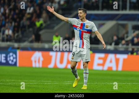 Milan, Italie. 04th octobre 2022. Robert Lewandowski du FC Barcelona Gestures lors de l'UEFA Champions League 2022/23 Group Stage - match de football du groupe C entre le FC Internazionale et le FC Barcelona au stade Giuseppe Meazza. (Score final ; Inter 1 - 0 Barcelone) crédit: SOPA Images Limited/Alay Live News Banque D'Images