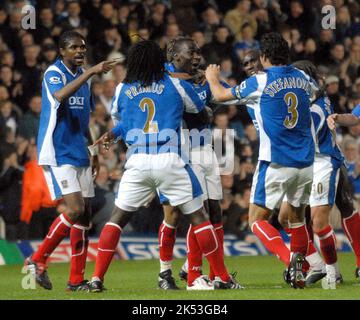 PORTSMOUTH V FULHAM ANREW COLE EST ATTRAPÉ PAR LES COÉQUIPIERS APRÈS L'ÉGALISATION. PIC MICK YOUNG, M. ET Y. PORTSMOUTH Banque D'Images