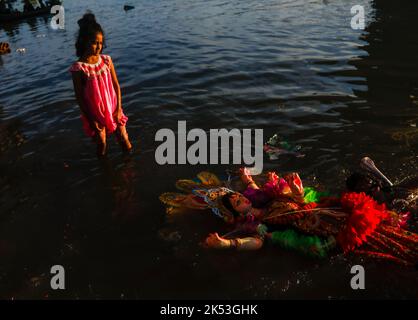 Dhaka, Bangladesh. 5th octobre 2022. Durga Puja, le plus grand festival religieux des adeptes bengali de la foi hindoue, s'est terminé par l'immersion du Devi Durga et d'autres déesses dans un milieu de beaucoup d'enthousiasme et de festivité dans la rive du Buriganga et d'autres fleuves. (Image de crédit : © Abu Sufian Jewel/ZUMA Press Wire) Banque D'Images