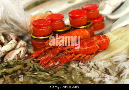 Un stand avec des marchandises sur le marché du poisson. Gros plan sur le poisson frais, les crustacés et le caviar Banque D'Images