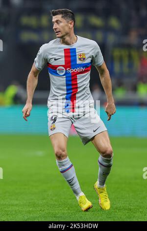 Milan, Italie. 04th octobre 2022. Robert Lewandowski du FC Barcelone en action lors de l'UEFA Champions League 2022/23 Group Stage - match de football du groupe C entre le FC Internazionale et le FC Barcelone au stade Giuseppe Meazza. (Score final ; Inter 1 - 0 Barcelone) (photo de Fabrizio Carabelli/SOPA Images/Sipa USA) crédit: SIPA USA/Alay Live News Banque D'Images