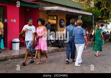Personnes marchant dans la rue principale de São Sebastião das Águas Claras, Macacos, Minas Gerais, Brésil. Banque D'Images