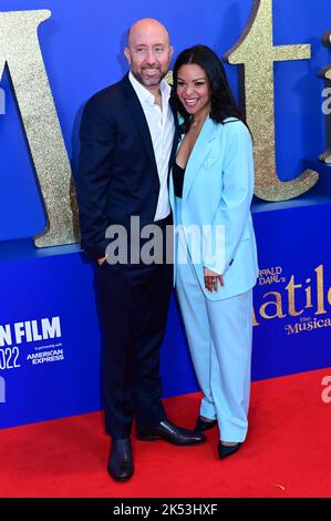 Londres, Royaume-Uni , 05/10/2022, Nicole Brown, présidente de TriStar Pictures, et Eric Fellner arrivent au casting et des cinéastes assistent à la conférence de presse du BFI London film Festival pour Matilda the musical de Roald Dahl, sorti par Sony Pictures dans des cinémas à travers le Royaume-Uni et l'Irlande sur 25 novembre - 5th octobre 2022, Londres, Royaume-Uni. Banque D'Images