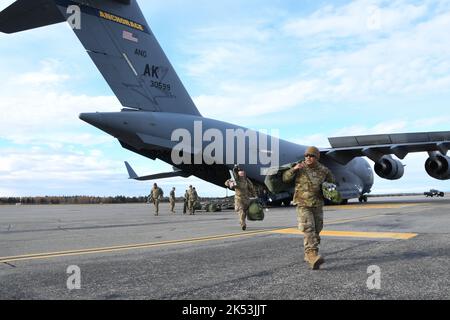 Alaska Air and Army National Guardsmen retournent à Fairbanks, Alaska, le 30 septembre pour venir en aide aux résidents de la communauté de Nome touchés par les restes du typhon Merbok. Les membres de la Force opérationnelle interarmées de l'Alaska ont enlevé plus de 180 000 livres de débris liés aux tempêtes et ont accumulé plus de 3 000 heures de travail dans 32 collectivités. (Photo de la Garde nationale de l'Alaska par le Sgt principal. Julie Avey) Banque D'Images