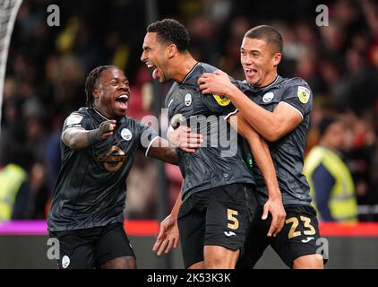 Ben Cabango, de Swansea City (au centre), fête avec Michael Obafemi (à gauche) et Nathan Wood après avoir marquant le deuxième but du match du championnat Sky Bet à Vicarage Road, Watford. Date de la photo: Mercredi 5 octobre 2022. Banque D'Images