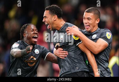 Ben Cabango, de Swansea City (au centre), fête avec Michael Obafemi (à gauche) et Nathan Wood après avoir marquant le deuxième but du match du championnat Sky Bet à Vicarage Road, Watford. Date de la photo: Mercredi 5 octobre 2022. Banque D'Images