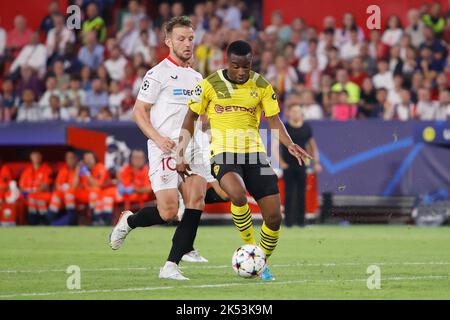 Séville, Espagne. 05th octobre 2022. Youssoufa Moukoko (18) de Dortmund et Ivan Rakitique (10) du FC Sevilla vus pendant le match de la Ligue des champions de l'UEFA entre le FC Sevilla et Dortmund à l'Estadio Ramon Sanchez Pizjuan à Séville. (Crédit photo : Gonzales photo/Alamy Live News Banque D'Images