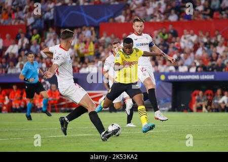 Séville, Espagne. 05th octobre 2022. Youssoufa Moukoko (18) de Dortmund vu lors du match de l'UEFA Champions League entre Sevilla FC et Dortmund à l'Estadio Ramon Sanchez Pizjuan à Séville. (Crédit photo : Gonzales photo/Alamy Live News Banque D'Images