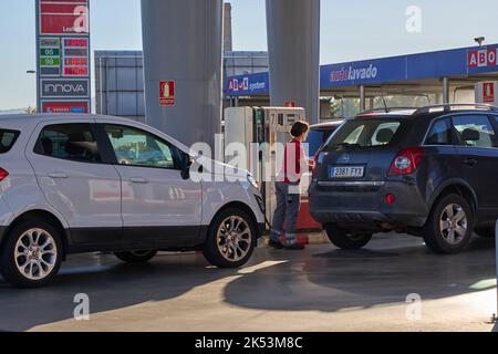 PAMPELUNE, ESPAGNE octobre 04 2022, les gens se remplissant de la grande augmentation des prix dans une station-service de la société Avia Banque D'Images