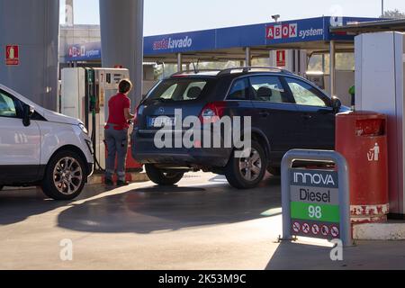 PAMPELUNE, ESPAGNE octobre 04 2022, les gens se remplissant de la grande augmentation des prix dans une station-service de la société Avia Banque D'Images