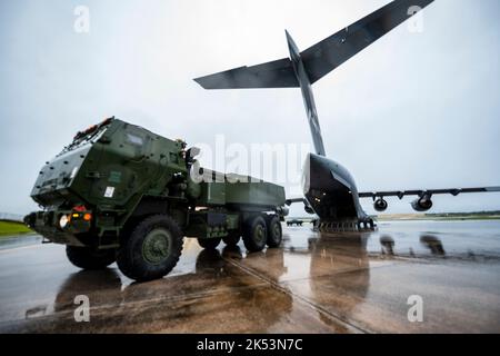 Les soldats américains se préparent à charger un M142 système de fusée d'arillerie à haute mobilité sur un C-17 Globemaster III lors de l'exercice Golden Bee à la base aérienne d'Andersen, Guam, le 25 septembre 2022. L'exercice Golden Bee est un exercice de préparation conjoint conçu pour fournir une intégration de la formation et répéter les objectifs stratégiques et opérationnels dans la zone de responsabilité Indo-Pacific. (É.-U. Photo de la Force aérienne par Karla Parra Senior) Banque D'Images