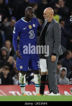 Londres, Angleterre, 5th octobre 2022. Kalidou Koulibaly de Chelsea et Stefano Pioli, directeur de l'AC Milan après le match de l'UEFA Champions League à Stamford Bridge, Londres. Le crédit photo devrait se lire: Paul Terry / Sportimage Banque D'Images