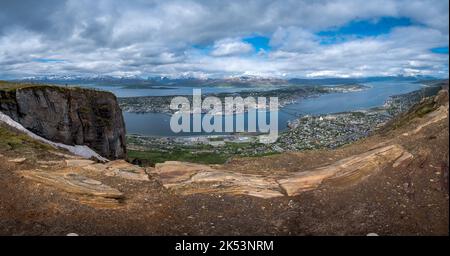 Une vue panoramique d'une belle ville au bord du lit de la rivière vue depuis le sommet d'une montagne Banque D'Images