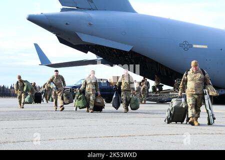 Alaska Air and Army National Guardsmen retournent à Fairbanks, Alaska, le 30 septembre pour venir en aide aux résidents de la communauté de Nome touchés par les restes du typhon Merbok. Les membres de la Force opérationnelle interarmées de l'Alaska ont enlevé plus de 180 000 livres de débris liés aux tempêtes et ont accumulé plus de 3 000 heures de travail dans 32 collectivités. (Photo de la Garde nationale de l'Alaska par le Sgt principal. Julie Avey) Banque D'Images