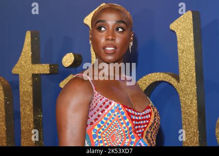 Lashana Lynch participe à la première mondiale de Matilda the musical de Roald Dahl, sorti par Sony Pictures dans les cinémas du Royaume-Uni et d'Irlande sur 25 novembre. La première a également été la soirée d'ouverture du festival annuel du film BFI de Londres. Banque D'Images