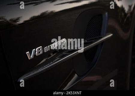 L'emblème V8 Biturbo sur le côté D'Une Mercedes AMG GTR PRO 2021 noire avec ailettes latérales autour de la calandre latérale Banque D'Images