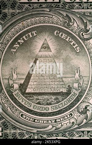 Gros plan des détails illustratifs et de l'écriture latine au verso d'un billet d'un dollar américain. Banque D'Images