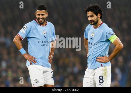 Manchester, Royaume-Uni. 05th octobre 2022. Riyad Mahrez de Manchester City et Ilkay Gundogan de Manchester City se tiennent sous la pluie lors du match du groupe G de la Ligue des champions de l'UEFA entre Manchester City et le FC Copenhague au stade Etihad de 5 octobre 2022 à Manchester, en Angleterre. (Photo de Daniel Chesterton/phcimages.com) Credit: PHC Images/Alamy Live News Banque D'Images