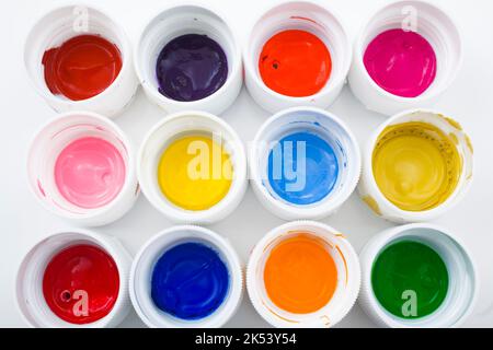 Bouchons de bouteille de peinture en plastique sur fond blanc. Banque D'Images