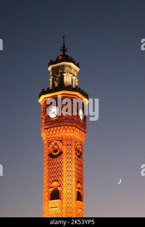 Tour de l'horloge d'Izmir, vue de nuit. La célèbre tour de l'horloge devint le symbole d'Izmir. Banque D'Images