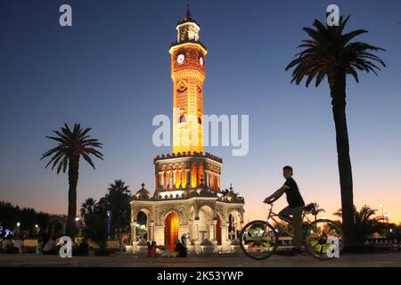 Tour de l'horloge d'Izmir. Vue nocturne d'Izmir. Silhouette de paume sur le fond.symbole d'Izmir .Izmir Turquie. Banque D'Images