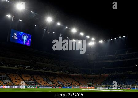 Le logo et le trophée de la ligue des champions apparaissent sur l'écran lors du match de football du groupe C de la Ligue des champions entre le FC Internazionale et le FCB Barcelone Banque D'Images