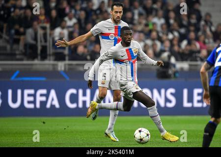 Sergio Busquets et Ousmane Dembele de Barcelone lors du match de football du groupe C de la Ligue des Champions entre le FC Internazionale et le FCB Barcelona à sa Banque D'Images