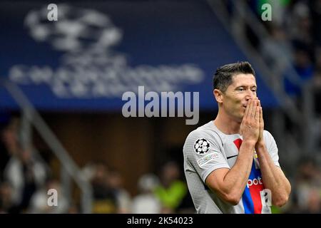 Robert Lewandowski de Barcelone semble abattu lors du match de football du groupe C de la Ligue des champions entre le FC Internazionale et le FCB Barcelona à San S. Banque D'Images