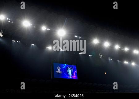 Le logo et le trophée de la ligue des champions apparaissent sur l'écran lors du match de football du groupe C de la Ligue des champions entre le FC Internazionale et le FCB Barcelone Banque D'Images