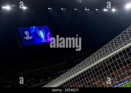 Le logo et le trophée de la ligue des champions apparaissent sur l'écran lors du match de football du groupe C de la Ligue des champions entre le FC Internazionale et le FCB Barcelone Banque D'Images