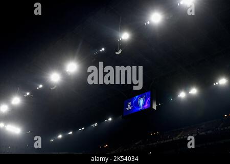 Le logo et le trophée de la ligue des champions apparaissent sur l'écran lors du match de football du groupe C de la Ligue des champions entre le FC Internazionale et le FCB Barcelone Banque D'Images