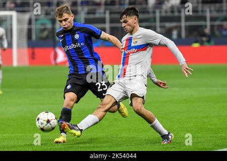 Nicolo Barella du FC Internazionale et Pedro Gonzalez Lopez aka Pedri de Barcelone concourent pour le ballon pendant le match de football du groupe C de la Ligue des champions Banque D'Images