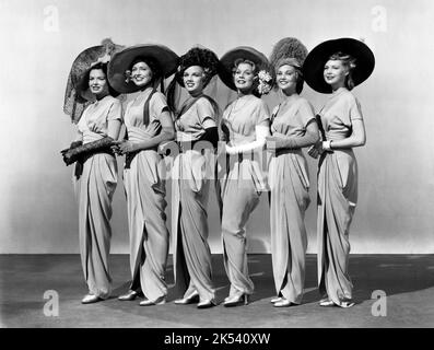 Groupe de Showgirls, sur le tournage du film, « Parade de Pâques », MGM, 1948 Banque D'Images