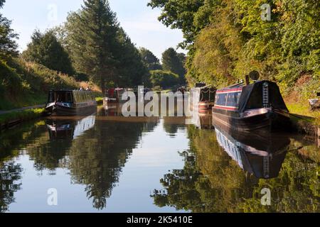 Des bateaux étroits sur le canal Shropshire Union à Audlem, Cheshire, Angleterre Banque D'Images